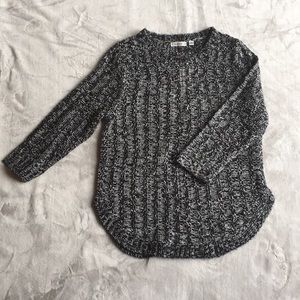 Women’s knit sweater with curved bottom